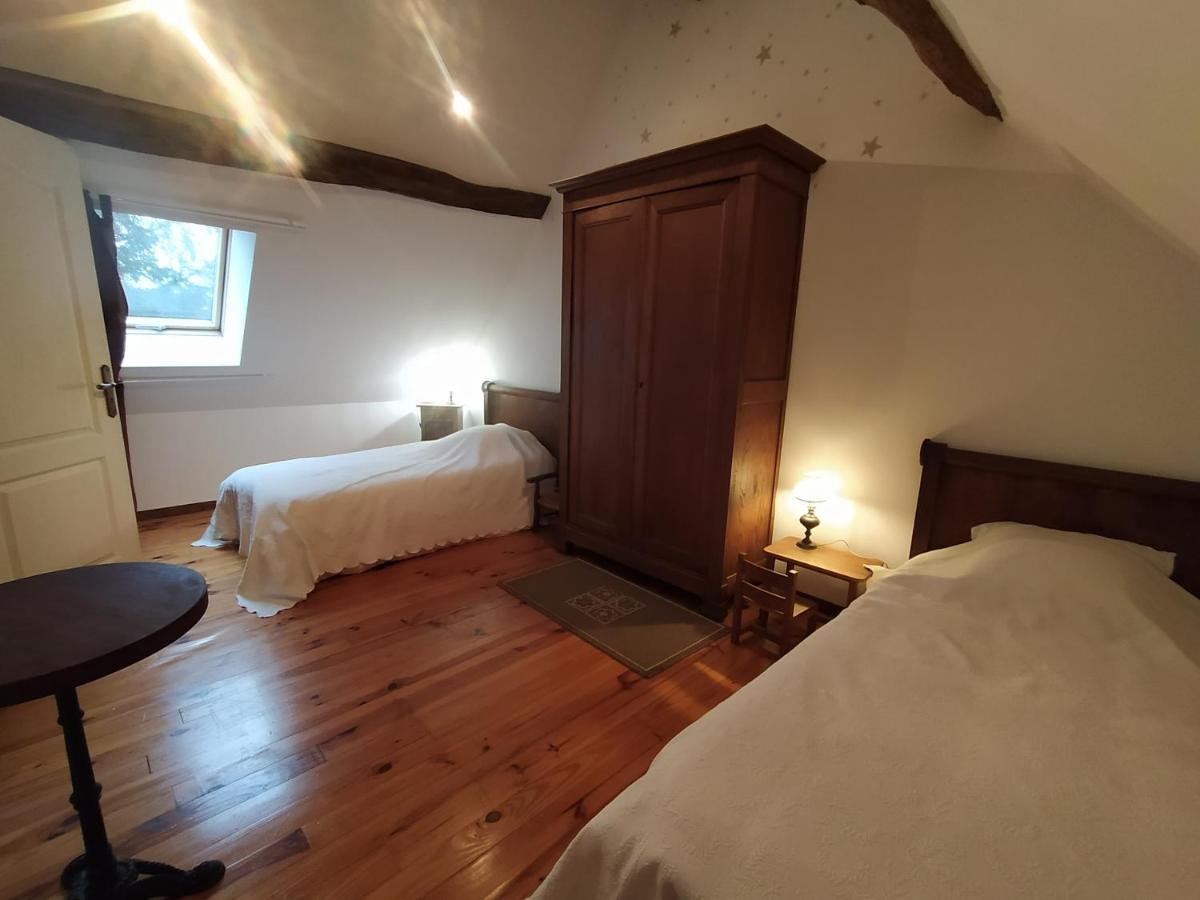 Gite Du Vieux Cedre Ecueille Exterior foto