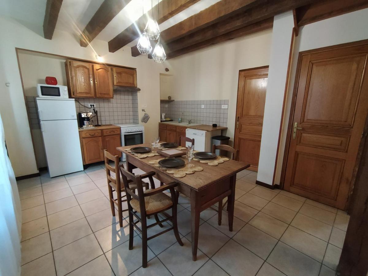 Gite Du Vieux Cedre Ecueille Exterior foto